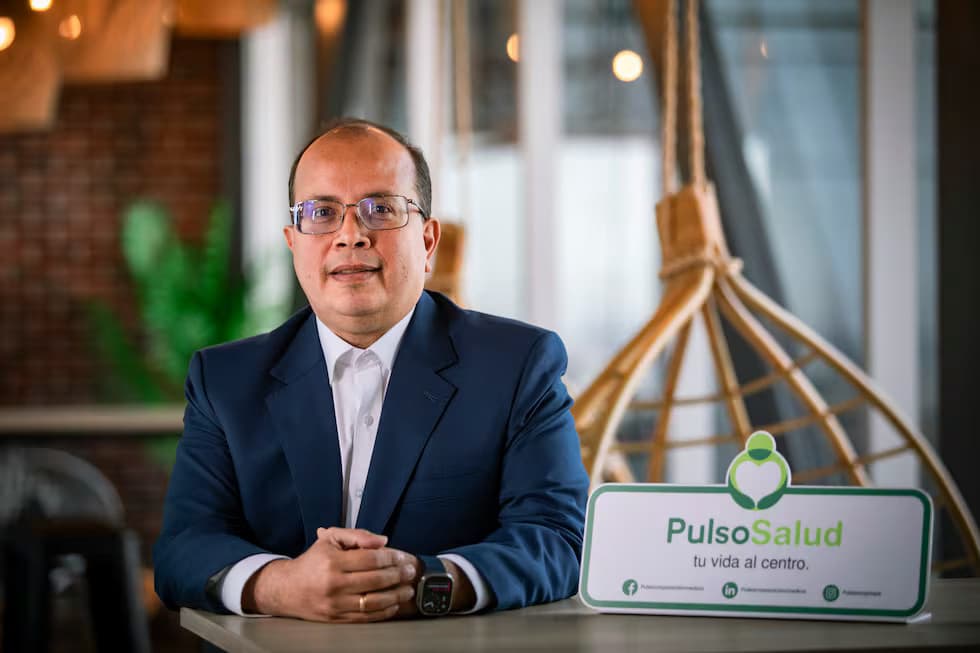 Martín Olano junto al letrero de PulsoSalud — tu vida al centro