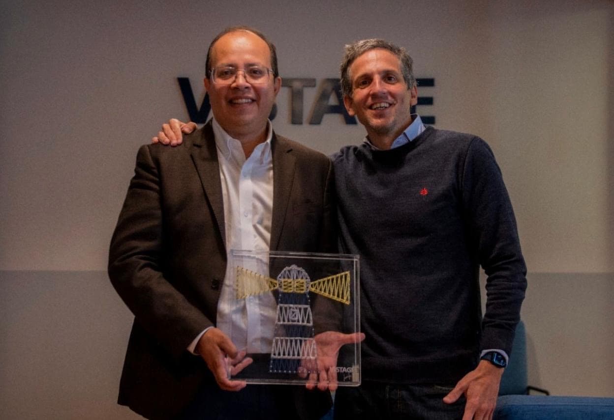 Martín Olano recibiendo el reconocimiento de Vistage